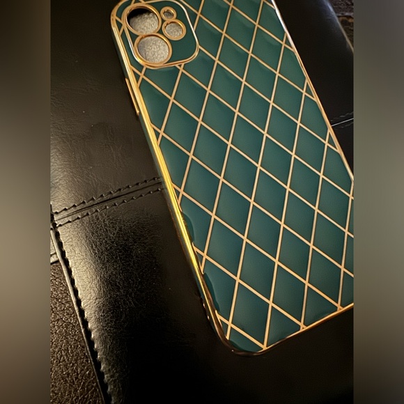 iPhone 11 Green ✅ and Gold ⭐️ - Picture 2 of 3